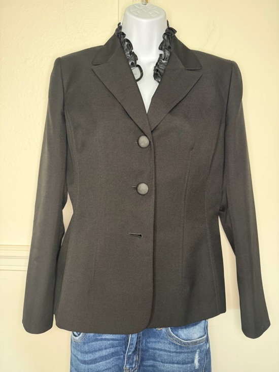 Le Suit Jackets & Blazers - Le Suit Black Women's Tailored Blazer with ruffles style size 6 petite